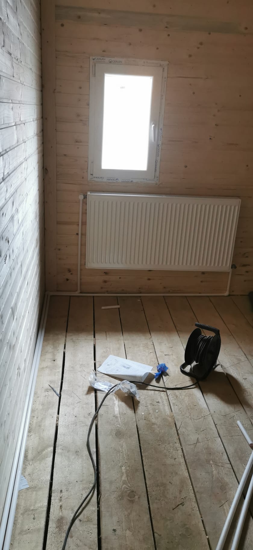 Radiator sub fereastră — cabană lemn